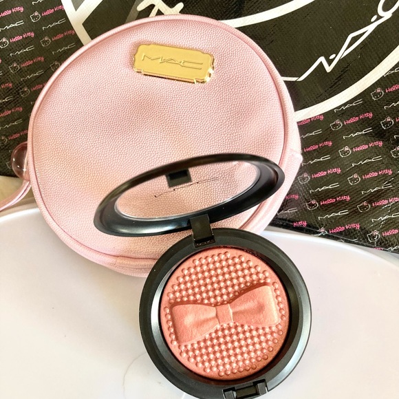 💄HP!💄LAST ONE! MAC Indulgent Glow Face Kit - Picture 2 of 14